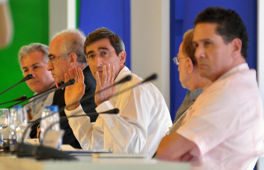 En primer plano, Juan Pablo Córdoba, presidente de la Bolsa de Valores de Colombia, en panel de Confecámaras. FOTO cortesía