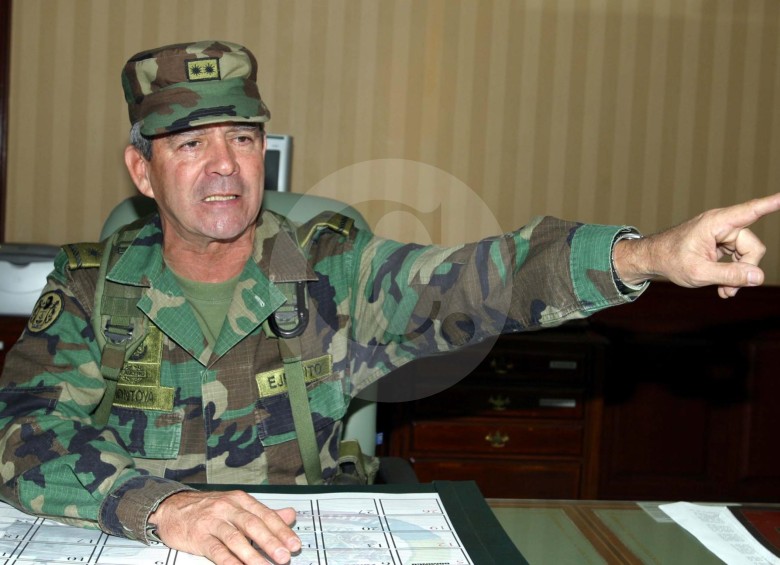 El general (r) Mario Montoya, quien comandaba la IV Brigada durante la Operación Orión, quiere comparecer ante la JEP para aclarar su responsabilidad en este hecho. FOTO Archivo El Colombiano