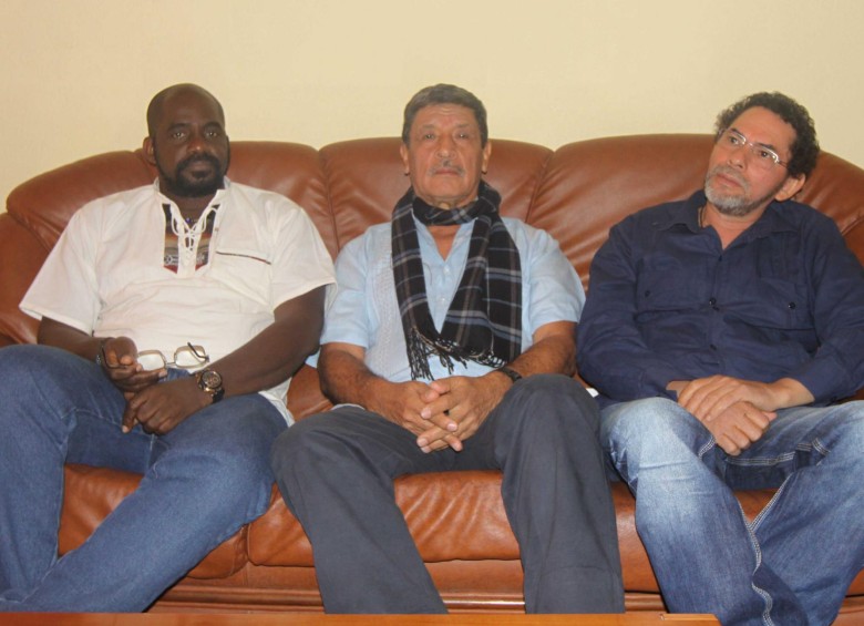 De izquierda a derecha, alias “Pablo Atrato” del frente 57, “Isaías Trujillo” jefe del BIR y “Pastor Alape” FOTO JORGE IVÁN POSADA