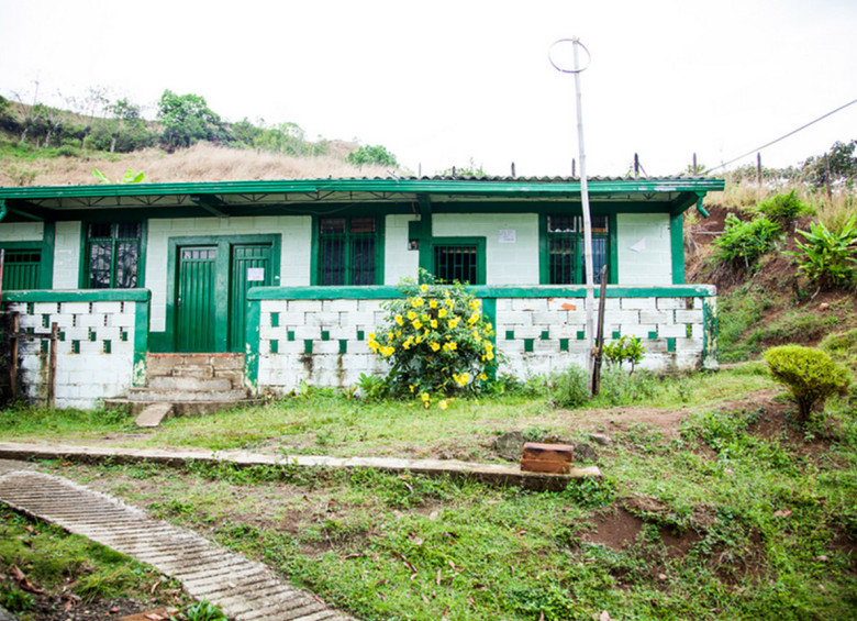 Así estaba y así quedó el Centro Educativo Rural El Morro, una de las seis escuelas que van a entregar en Titiribí. FOTO cortesía