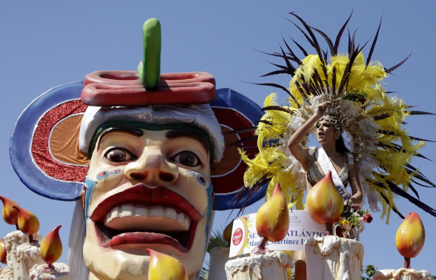 “Baqui”, la mascota de los Juegos, desfiló en una de las carrozas llamada Circus Marimonda, acompañado de los Reyes del Carnaval de los Niños, Shadya Fernández Londoño, y Samuel Martínez Alcázar. FOTO EFE