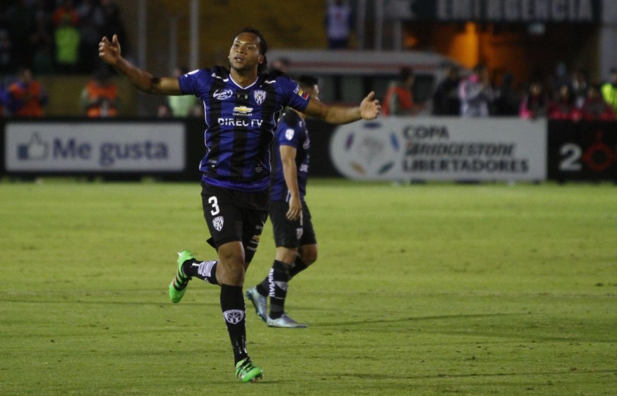 Arturo Mina, jugador de Independiente del Valle celebró el gol del empate ante Nacional. FOTO AFP
