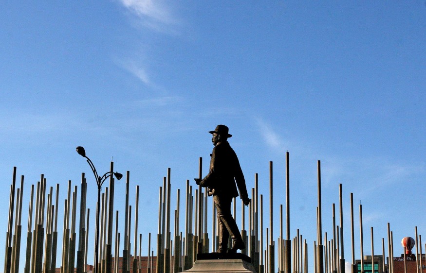 El monumento de Cisneros realizado por Marcos Tobón Mejía y ubicado en la entrada de la Alpujarra. FOTO ARCHIVO