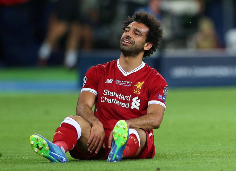 Este es el momento en el que Mohamed Salah queda en el césped y no pudo volver a actuar con Liverpool en la final de la Champions League. REUTERS