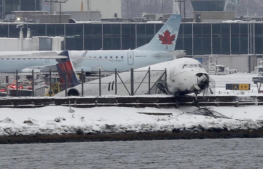 Un avión Delta 1086 se deslizó fuera de la pista al aterrizar en el Aeropuerto LaGuardia de Nueva York. FOTO Reuters