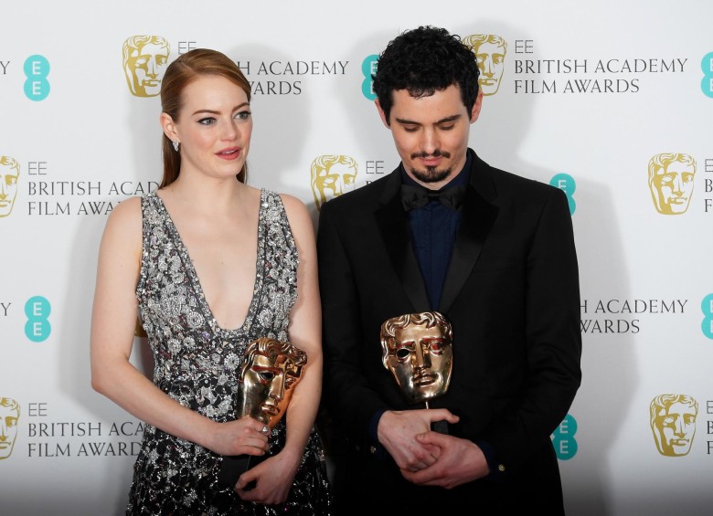 Emma Stone y Damien Chazelle recibieron sus premios en Londres. FOTO Reuters