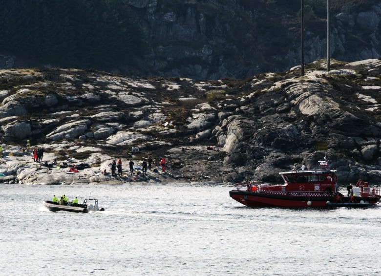 Las autoridades continúan buscando a los otros dos ocupantes del helicóptero siniestrado, en el que viajaban once noruegos, un británico y un italiano. FOTO AP