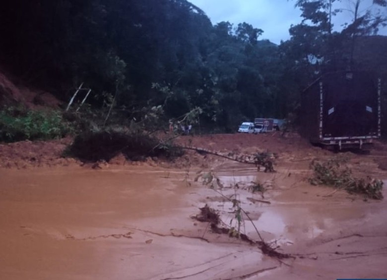 Derrumbe obliga a cierre total en la autopista Medellín - Bogotá. FOTO CORTESÍA MIORIENTE