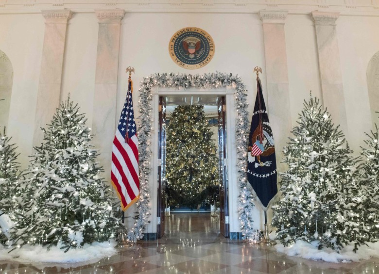 “El presidente, (mi hijo) Barron y yo estamos muy ilusionados con nuestras primeras Navidades en la Casa Blanca”, señaló Melania Trump en un comunicado de la Casa Blanca. FOTO AFP