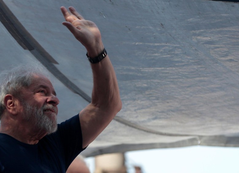 Lula saluda a los simpatizantes que llegaron hasta el sindicato de los metalúrgicos. FOTO REUTERS