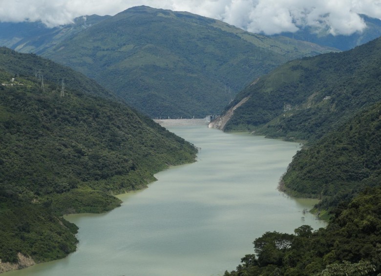 Incremento progresivo del embalse, por mayores caudales del río Cauca, permitiría rebosar las aguas por el vertedero en noviembre.Fotos: Manuel Saldarriaga Quintero.