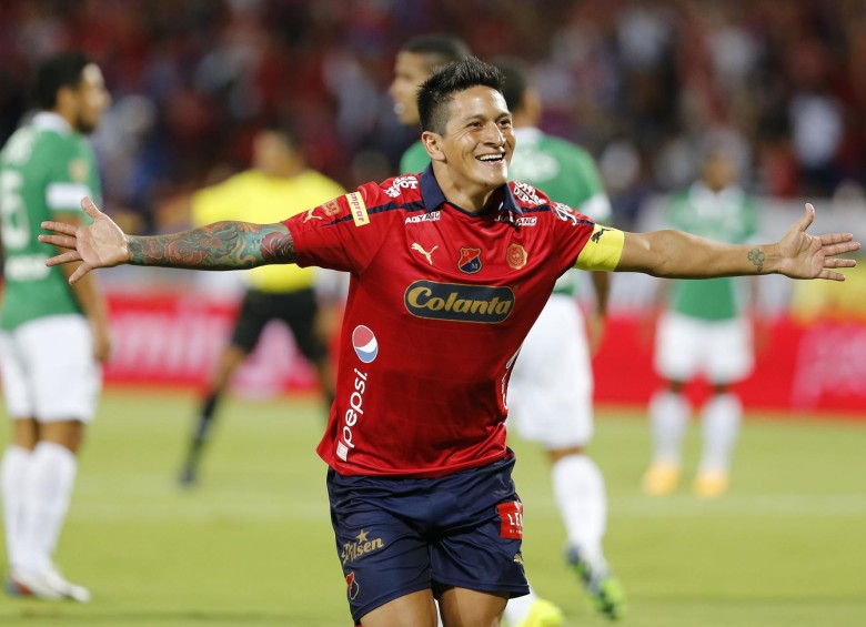 En este 2019 esta imagen podría ser recurrente con el regreso del goleador del fútbol colombiano. Los más contentos con su permanencia en la institución son los hinchas rojos. FOTO Juan a. sánchez