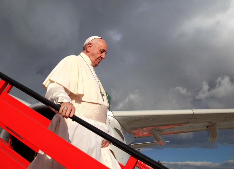 Papa Francisco desciende de un avión en Bogotá. FOTO ARCHIVO COLPRENSA