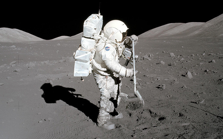 Excavación en la Luna en misión Apolo 17 que ayudó a saber que tuvo aire. Foto Nasa