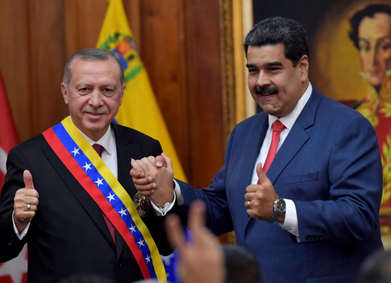 El presidente turco Recep Tayyip Erdogan junto a su homólogo de Venezuela Nicolás Maduro reunidos este lunes. FOTO: AFP