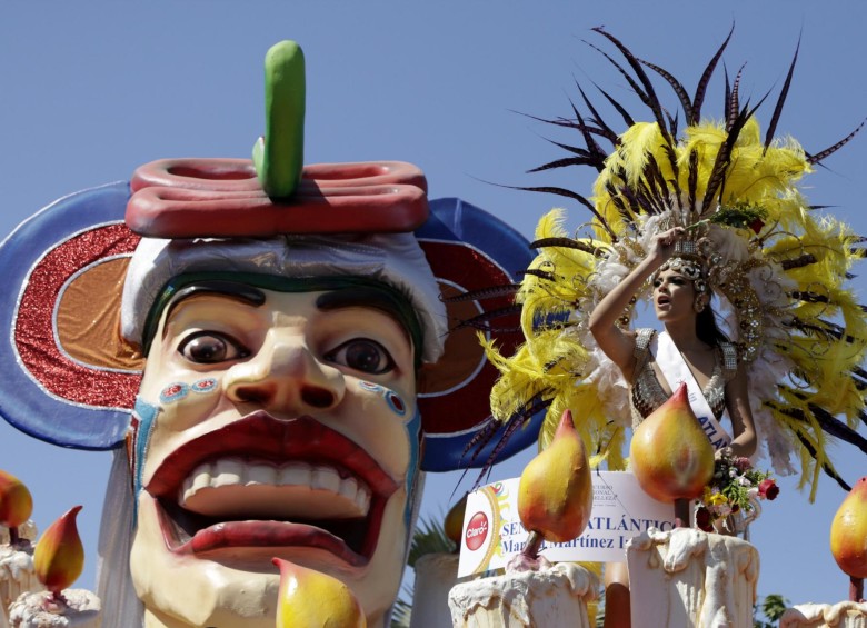 “Baqui”, la mascota de los Juegos, desfiló en una de las carrozas llamada Circus Marimonda, acompañado de los Reyes del Carnaval de los Niños, Shadya Fernández Londoño, y Samuel Martínez Alcázar. FOTO EFE