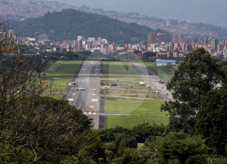 Así lucía la pista del aeropuerto Olaya Herrera de Medellín, 26 horas después de la Eucaristía del Papa Francisco. FOTO jaime pérez 