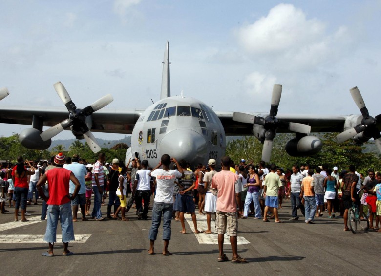 Avión Hércules de la Fuerza Aérea Colombiana (FAC) transporta planta de energía para el municipio de Acandí. Foto: Jaime Pérez MunévaraA