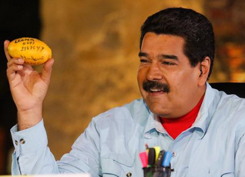 Mujer le tiró un mango a Nicolás Maduro y le regalaron una casa
