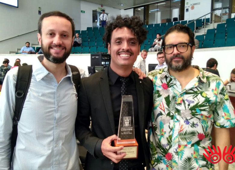 Juancho Valencia recibió el premio en el Concejo de Medellín. Lo acompañaron sus amigos. Foto: Cortesía Merlín Producciones.