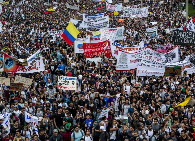 Marcha de estudiantes y docentes de universidades públicas y privadas de Medellín en la cual pidieron apoyo económico al Gobierno Nacional. Foto:Jaime Pérez Munévar