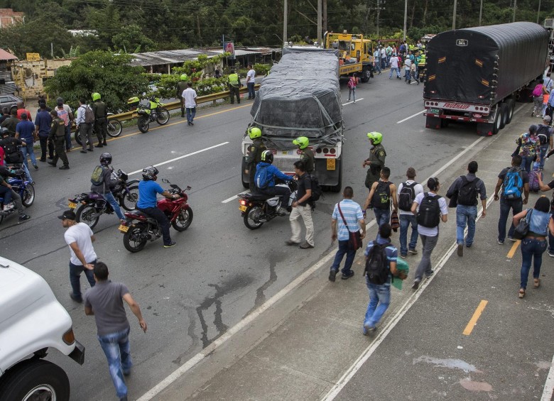 En la tarde de este jueves los transportadores bloquearon la autopista norte en el sector de Copacabana. FOTO Robinson Sáenz.