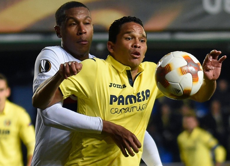 El delantero Carlos Bacca recibió una marca férrea por parte de los defensores del Lyon francés. FOTO afp