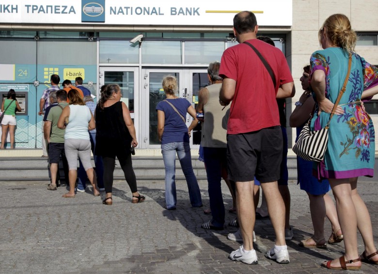 El primer ministro griego, Alexis Tsipras, anunció este domingo que el Banco de Grecia ha recomendado el cierre de bancos y poner límite a las retiradas de depósitos. FOTO REUTERS