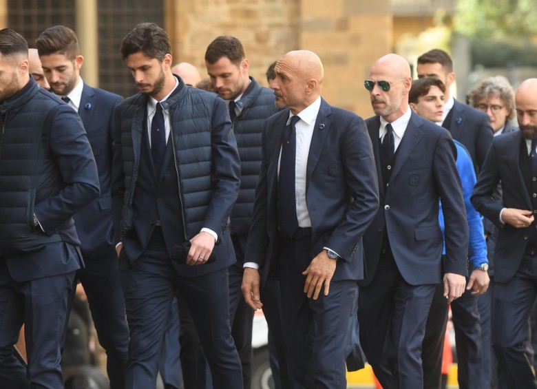 El director del Inter de Milán, Luciano Spalletti, llega con los jugadores al funeral del capitán de la Fiorentina FOTO AFP