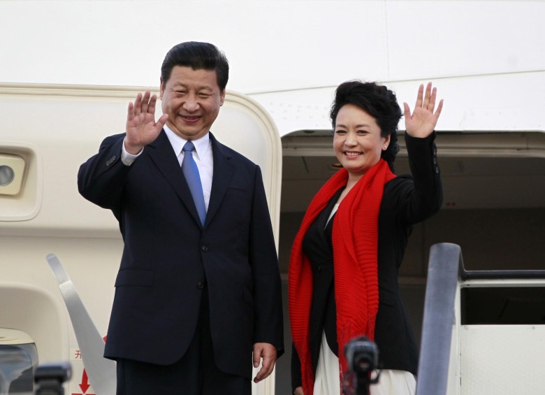 Miradas de complicidad y las pequeñas muestras de cariño en público han convertido al líder chino, Xi Jinping, y a su mujer, Peng Liyuan, en el centro de todas las miradas del gigante asiático. FOTO REUTERS