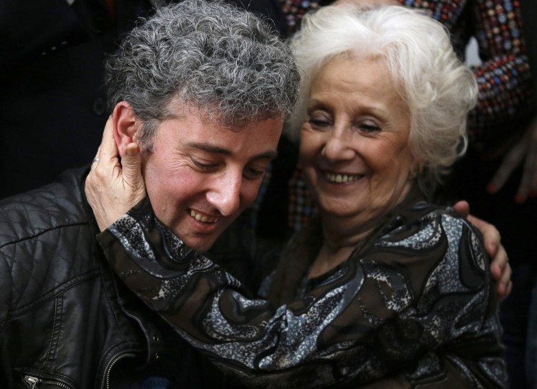 Ignacio Guido Montoya Carlotto y su abuela, la líder de las Abuelas de Plaza de Mayo, Estela de Carlotto, en agosto de 2014, cuando se encontraron tras 36 años de búsqueda. FOTO AP