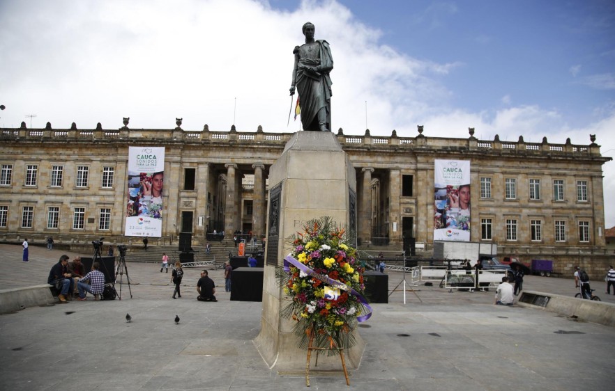En la Plaza Simón Bolívar de Bogotá, El Libertador apareció con una corona fúnebre y una cinta con la frase “Q.E.P.D. la guerra en Colombia 1964-2016. FOTO AP