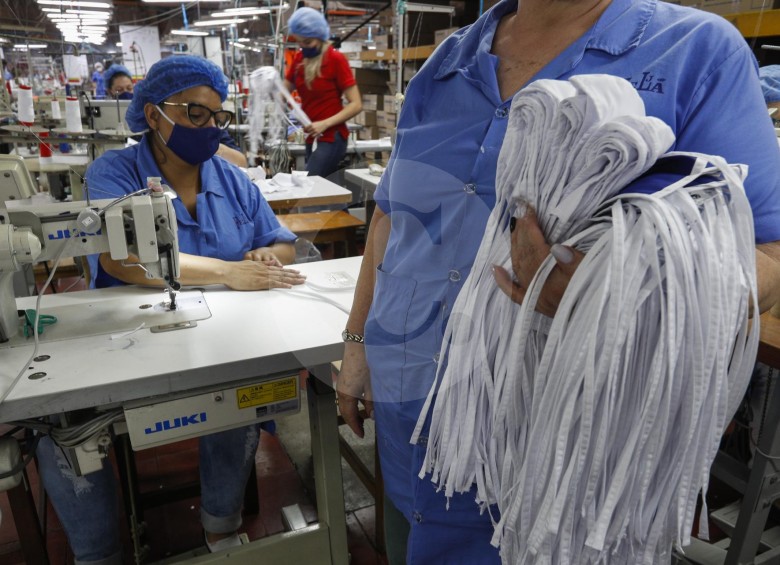 La producción de implementos como tapabocas es por estos días clave en la generación de empleo en Felja, firma que generalmente confecciona camisetas para el Éxito. FOTO Manuel Saldarriaga