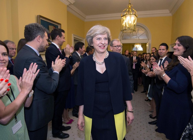 Sobre las horas de la tarde, más rápido de lo que se esperaba, Theresa May acudió al número 10 de Downing Street ya como primera ministra y fue recibida entre aplausos por su gabinete. FOTO ap