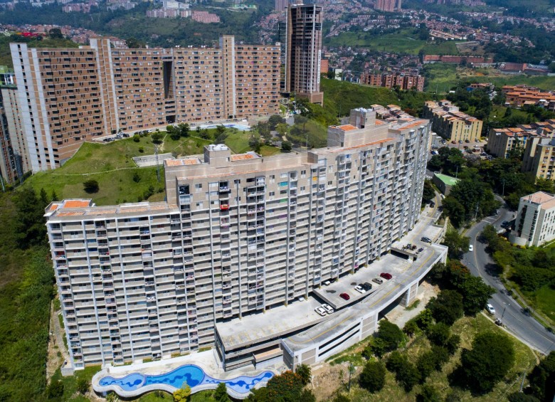 Colores de Calasania (abajo), de 377 viviendas, fue repotenciada. Los propietarios estuvieron evacuados durante 3 años; siempre les cobraron predial. FOTos juan david úsuga. manuel saldarriaga