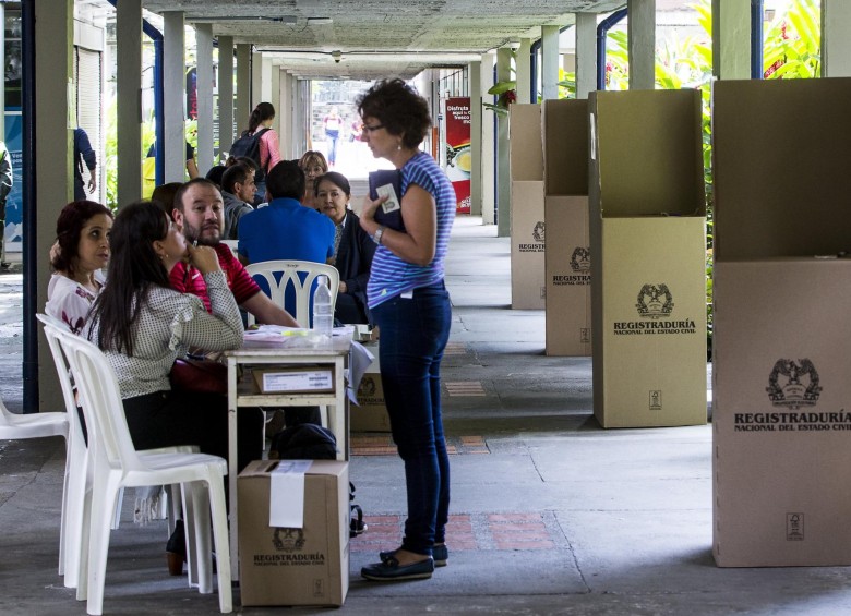 La Registraduría habilitó en Antioquia 1.040 puestos de votación. Uno de los municipios donde más personas votan es Medellín. En la fotografía, ciudadanos sufragando en Eafit. FOTO jaime pérez