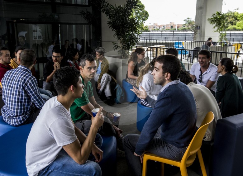 En univerisades como Eafit, cada semana programan encuentros de conversación en español para los estudiantes. FOTO jaime pérez
