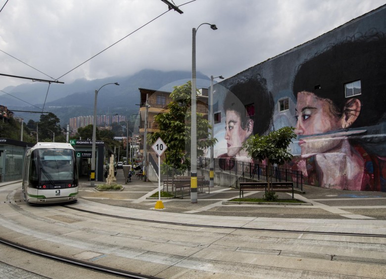 En el sector Miraflores, del Centro de Medellín, está uno de los murales que engalanan de arte la calle Ayacucho, la misma que recorre el tranvía y lleva al cable La Sierra. FOTO Julio César Herrera