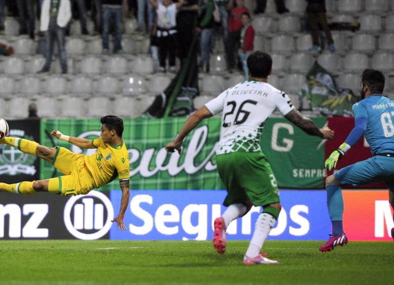 Con una ‘tijera’ Montero anotó el segundo para el Sporting de Lisboa. FOTO AFP