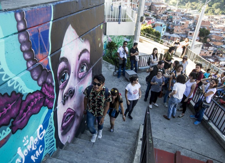 Una opción de turismo comunitario en Medellín la ofrece la Comuna 13 con su graffitour. FOTO: Jaime Pérez.