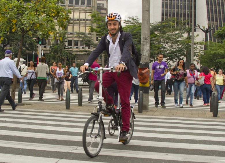 Carlos Cadena es uno de los promotores de la bicicleta como alternativa de movilidad sostenible en Medellín. FOTO edwin bustamante
