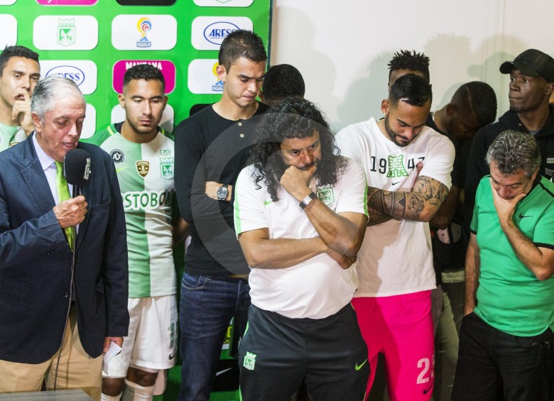 En los rostros del presidente Botero, René Higuita, jugadores y el técnico se refleja el difícil momento en Nacional. FOTO jaime pérez