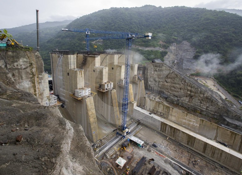 La presa de Hidroituango tendrá una altura de 225 mts, 20 millones de m3 de volumen y cresta de 550 mts de longitud. Está a 8 km aguas abajo del puente Pescadero. FOTO Donaldo Zuluaga