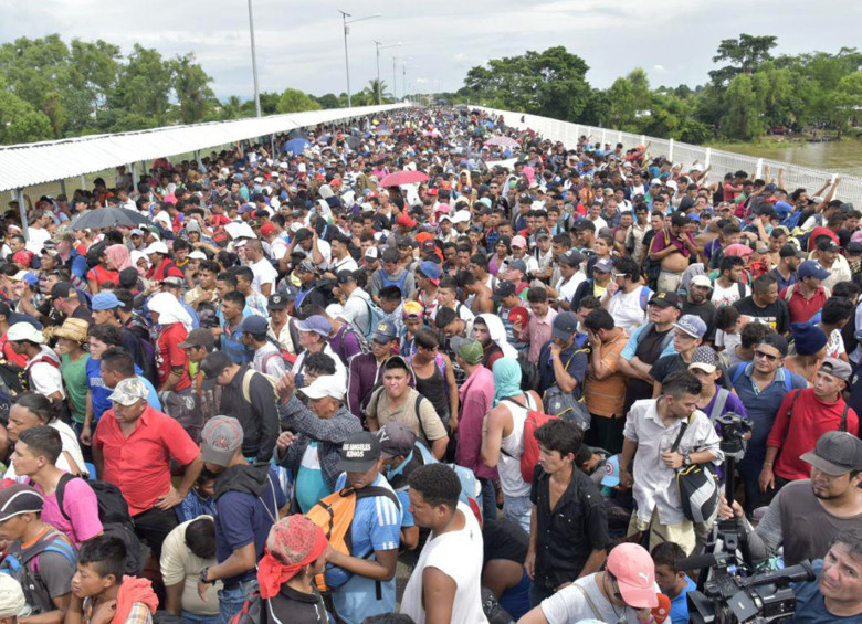 Miles de migrantes hondureños, que salieron en caravana de su país con destino a Estados Unidos, viven una tensa espera en el puente fronterizo entre México y Guatemala.