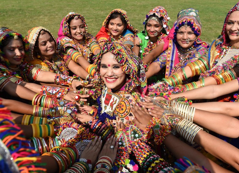 Coreógrafa de Surtaal Performing Arts, posa junto con los miembros de su grupo mientras participan en un ensayo de danza ‘Garba’ antes del próximo festival ‘Navratri’ en las afueras de Ahmedabad. Foto AFP