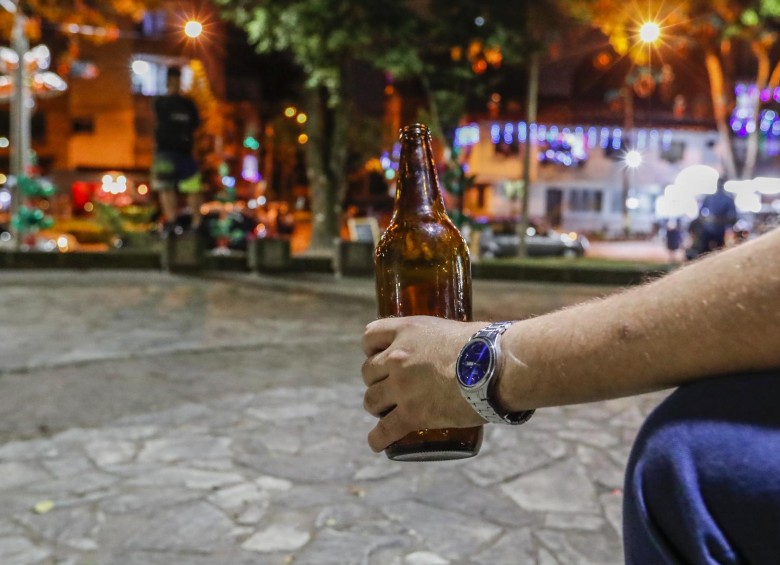 Consumir bebidas alcohólicas en espacios públicos, una de las infracciones más frecuentes, implica una multa de tipo 2 y el pago de ocho salarios mínimos diarios. FOTO Róbinson sáenz