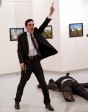 Una instantánea del asesino del embajador ruso en Ankara, con la pistola aún en la mano y el cuerpo del diplomático tendido en el suelo, se llevó el World Press Photo este año. FOTO Burhan Ozbilici, The Associated Press / Cortesía de World Press Photo Foundation / vía Reuters