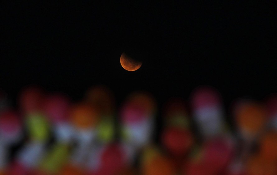 El momento en que la Luna quedó completamente oscurecida por la sombra de la Tierra duró unos pocos minutos en lo que fue el eclipse lunar más breve del siglo. FOTO AP