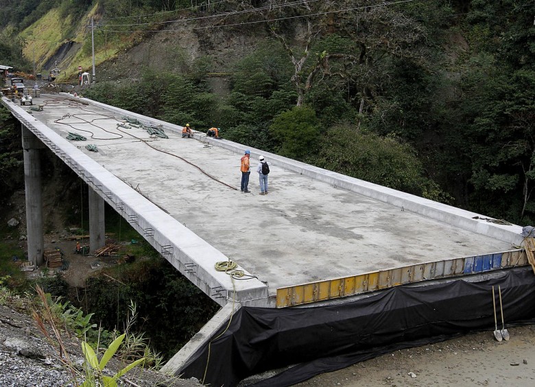 Desde el sitio en que se construye la presa, las obras han avanzado 13 kilómetros hacia Puerto Valdivia. La vía tendrá 66 puentes y nueve túneles cuando esté terminada. FOTO donlado zuluaga