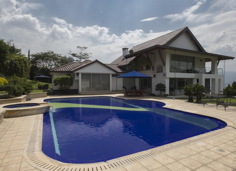 La casa de José Byron Piedrahíta en el sector el Atravesado, de Envigado, está valorada en 5.000 millones de pesos, y actualmente la hipoteca es de $3.000 millones. FOTO: Donaldo Zuluaga.